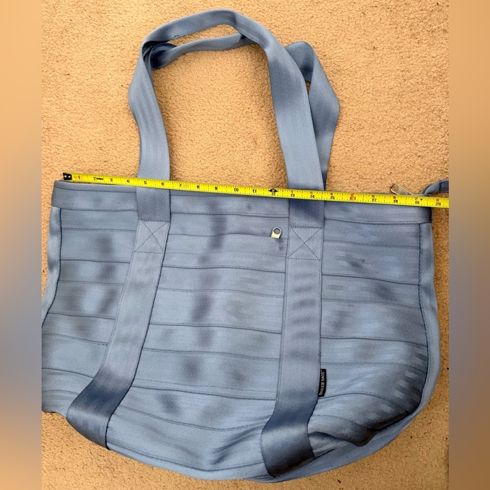 Maggie bag seatbelt tote bag XL
Blue/gray
Excellent condition - Picture 7 of 9